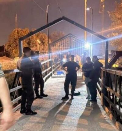 Gendarmería argentina delimita el paso La Fraternidad entre Nanawa y Clorinda, con la instalación de un portón de hierro.