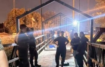 Gendarmería argentina delimita el paso La Fraternidad entre Nanawa y Clorinda, con la instalación de un portón de hierro.