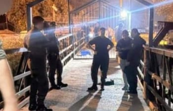 Gendarmería argentina delimita el paso La Fraternidad entre Nanawa y Clorinda, con la instalación de un portón de hierro.