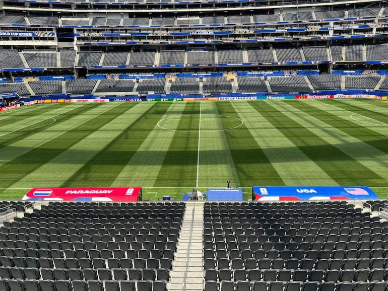 Los bancos de suplentes del SoFi Stadium, rebautizado temporalmente y de manera oficial como Los Angeles Stadium, ya con los detalles alusivos a Estados Unidos y Paraguay. (Foto: Jorge "Chipi" Vera)