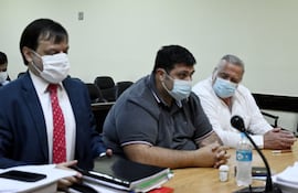 El abogado Claudio Lovera, Óscar González Chaves (c) y el exsenador Óscar González Daher. Se esperaba la resolución del tribunal al cierre de la edición.