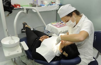Los odontólogos ya tienen la formación académica de esterilización y de bioseguridad para brindar atención, solo tendrán que adecuar algunos procedimientos a los protocolos establecidos.