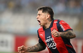 Grito de gol del delantero de Cerro Porteño, Juan Manuel Iturbe, quien celebra después de anotar el tanto ganador sobre Sporting Cristal de Perú, en el estadio Nacional de Lima. (Foto de ERNESTO BENAVIDES / AFP)