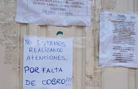 Funcionarios de la Clínica Municipal de Villarrica suspendieron atención al público por falta de pago de salarios.