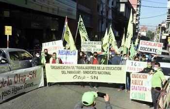 Docentes de la OTEP-SN frente al Ministerio de Educación.