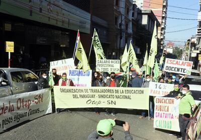 Docentes de la OTEP-SN frente al Ministerio de Educación.