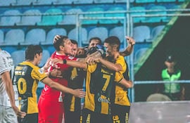 Festejo grupal del Aborigen tras la remontada 3-1 sobre Recoleta FC, con la que cortó la mala racha de cuatro partidos sin ganar.