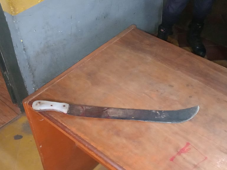 El machete incautado por la Policía.