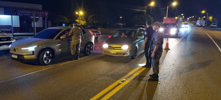 Control rutinario sobre la ruta PY-01 por parte de la Policía Nacional para precautelar la seguridad ciudadana.