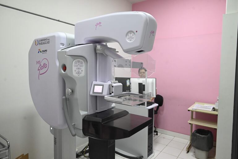 Mamógrafo recién adquirido por el Incan, que además realizar mamografía convencional y contrastata, realiza mamografía tomosintesis,estereotáctica y punción guiada. 