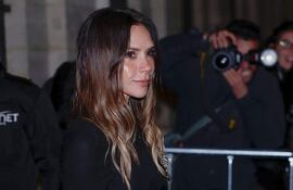 Victoria Beckham saliendo del Ministerio de Cultura en París tras ser nombrada Caballero de la Orden de las Artes y las Letras. (Sébastien DUPUY / AFP)