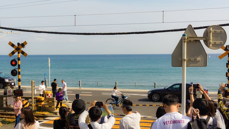 Famoso cruce de trenes en Kamakura, Japón.