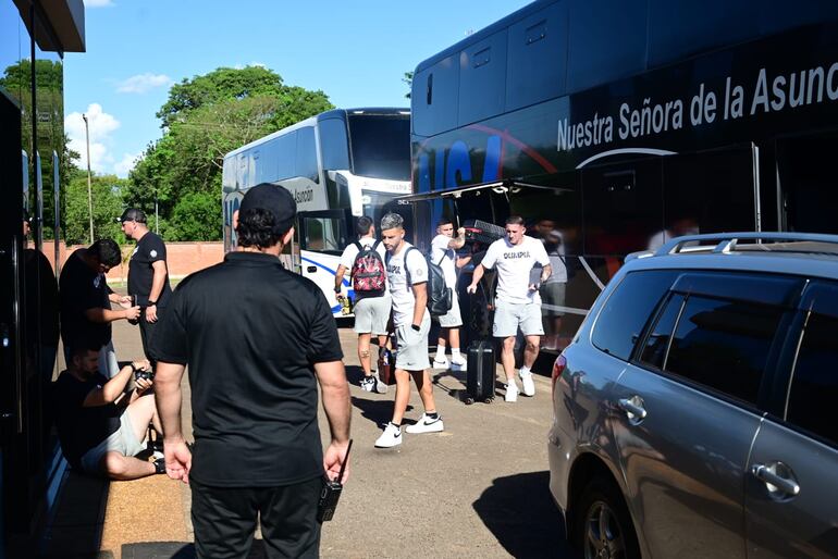 La llegada de Olimpia a la ciudad de Juan León Mallorquín para enfrentar el sábado a General Caballero por la séptima fecha del torneo Apertura 2025 del fútbol paraguayo en el estadio Ka'arendy, en Juan León Mallorquín, Paraguay.