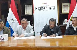El obispo de la Diócesis de Misiones y Ñeembucú, Pedro Collar y el gobernador de Ñeembucú, Víctor Hugo Fornerón, firmaron un convenio de cooperación interinstitucional.
