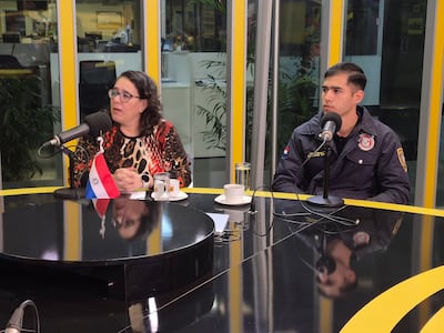 Leticia González, Dir. de Prevención del Ministerio de la Niñez; oficial segundo Gustavo Gómez, personal del Departamento contra el Cibercrimen de la Policía Nacional.