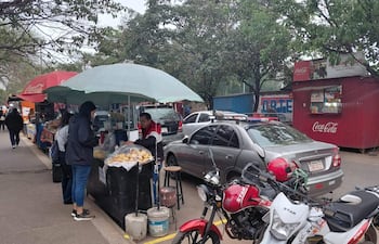 Casillas y vendedores ubicados frente al Hospital Ingavi del IPS.