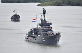 Cañonero Paraguay y el Patrullero Capitán Cabral navegan por el río Paraná.