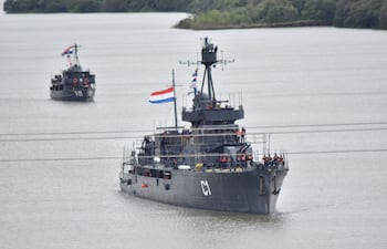 Cañonero Paraguay y el Patrullero Capitán Cabral navegan por el río Paraná.