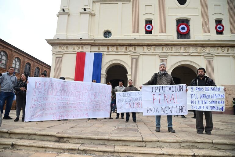 Fieles aprovecharon la procesión y la misa por los 488 años de Asunción para reclamar con carteles a las autoridades.