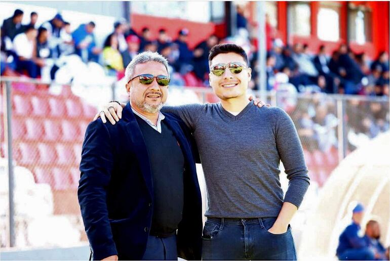 Julio César (izq.) y Julio Sebastián Aldama, presidente y gerente deportivo de General Caballero JLM, respectivamente.