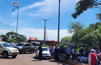 Manifestantes aguardan resultado de diálogo en Asunción sobre el futuro de la compensación por los desaparecidos Saltos del Guairá