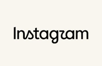 Fotografía divulgada por el director de Instagram, Adam Mosseri, donde se aprecia el nuevo 'wordmark' (logo del nombre) de la 'app'. La red social Instagram ha cambiado este jueves el logo de su nombre después de una década, con una fuente más simplificada y en cursiva para "refrescar" su identidad, según ha divulgado su director, Adam Mosseri.