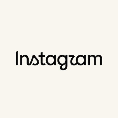 Fotografía divulgada por el director de Instagram, Adam Mosseri, donde se aprecia el nuevo 'wordmark' (logo del nombre) de la 'app'. La red social Instagram ha cambiado este jueves el logo de su nombre después de una década, con una fuente más simplificada y en cursiva para "refrescar" su identidad, según ha divulgado su director, Adam Mosseri.