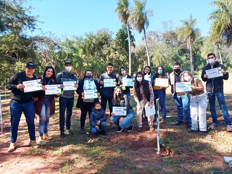 Unos 25 estudiantes universitarios de ingeniería agropecuaría y de agronomía acompañaron la capacitación a los productores de Yaguarón.