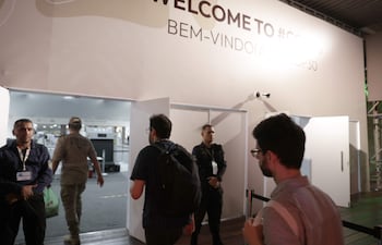 Personas ingresan al recinto donde se realiza la cumbre climática de la ONU (COP30) tras su reapertura este jueves, en Belém (Brasil). La COP30 reabrió sus puertas a las 20.40 hora local (23.40 GMT), pasadas seis horas del incendio que obligó a suspender las negociaciones en el penúltimo día de conferencia. EFE/Fraga Alves