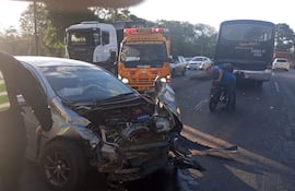 En estas condiciones quedó el Toyota Vitz, tras ser embestido, primero, por un bus y luego por otra camión sobre la ruta PY01.