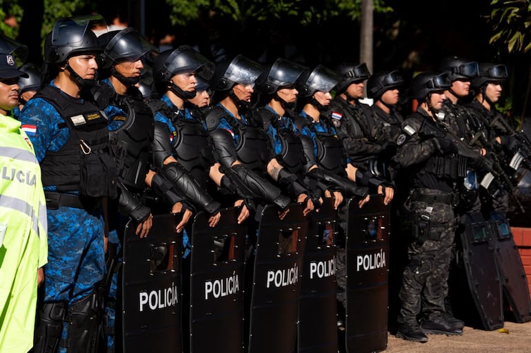 Varios equipos antidisturbios también fueron donados por Itaipú a la Policía Nacional