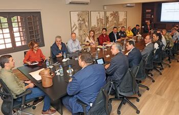 Santiago Peña presidió hoy una reunión con su gabinete en pleno en Mburuvicha Róga para tratar la asistencia a damnificados por los últimos temporales y la crecida del río Paraná.