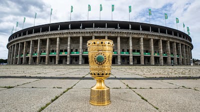 El trofeo de la Copa de Alemania, torneo cuestionado por la la ausencia del VAR.