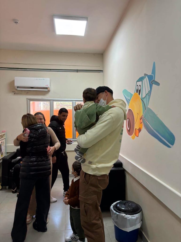 Orlando Gill sorprendió a niños internados en el Hospital Acosta Ñu tras visitar a su ahijado