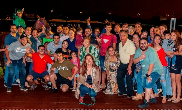 American Honey del Bombines, recibido por todo el hipódromo al conquistar su cuarta al hilo.