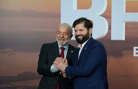 El presidente de Chile, Gabriel Boric (d) saluda al mandatario de Brasil, Luiz Inácio Lula da Silva (i).