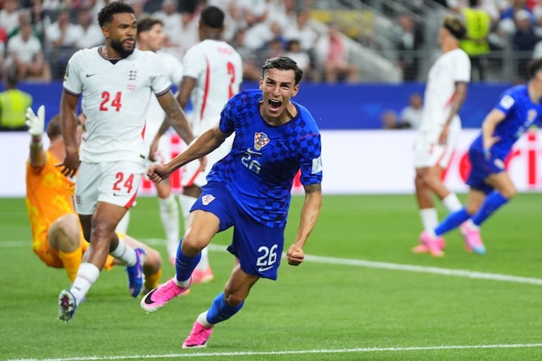 Petar Musa de Croacia celebra la anotación del gol del 2-2 durante el partido de la fase de grupos de la Copa Mundial de la FIFA 2026 entre Inglaterra y Croacia, en Dallas, Texas.