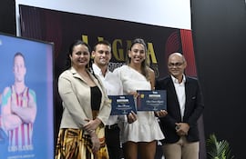 En el centro Lars Flaming (jabalina) y Ana Paula Argüello (heptalon), destacados atletas en la temporada 2025.