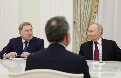El presidente ruso Vladimir Putin (derecha) y el asistente presidencial Yury Ushakov (izquierda) se reúnen con el enviado presidencial de Estados Unidos, Steve Witkoff (centro), en el Kremlin, en Moscú, Rusia.