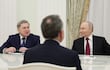 El presidente ruso Vladimir Putin (derecha) y el asistente presidencial Yury Ushakov (izquierda) se reúnen con el enviado presidencial de Estados Unidos, Steve Witkoff (centro), en el Kremlin, en Moscú, Rusia.