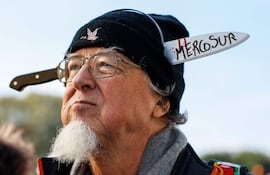 Un hombre con un cuchillo falso con la palabra "Mercosur" en la cabeza protesta contra el acuerdo entre el bloque sudamericano y la Unión Europea, en octubre de 2025.