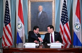 El secretario de Estado de EE. UU., Marco Rubio, y el vicepresidente de Paraguay, Pedro Alliana, participan en una ceremonia de firma de un memorando de entendimiento sobre cooperación nuclear civil estratégica.