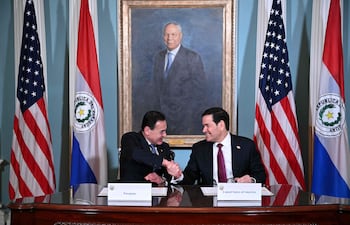 El secretario de Estado de EE. UU., Marco Rubio, y el vicepresidente de Paraguay, Pedro Alliana, participan en una ceremonia de firma de un memorando de entendimiento sobre cooperación nuclear civil estratégica.