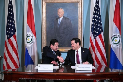 Rubén Ramírez saluda a Marco Rubio, este martes último en la sede del Departamento de Estado, en Washington DC. (AFP)