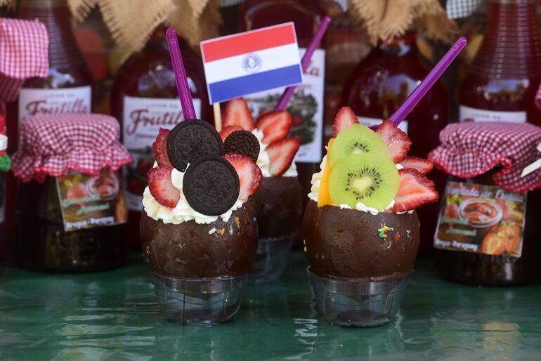 Diversos postres en la Expo frutilla en la ciudad de Areguá.