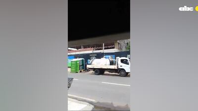 Vecinos denuncian colocación de baños portátiles frente a los domicilios.