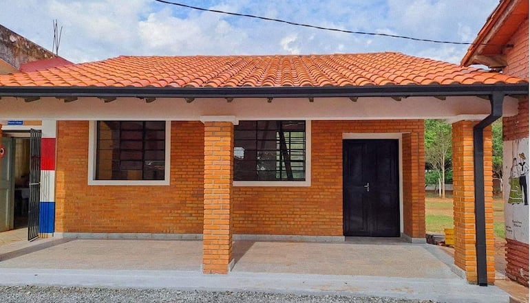 La construcción de esta aula en la Escuela Básica N.º 79 “EE. UU. de América”, adjudicada por G. 170.438.105, es objeto de investigación por la DNCP.