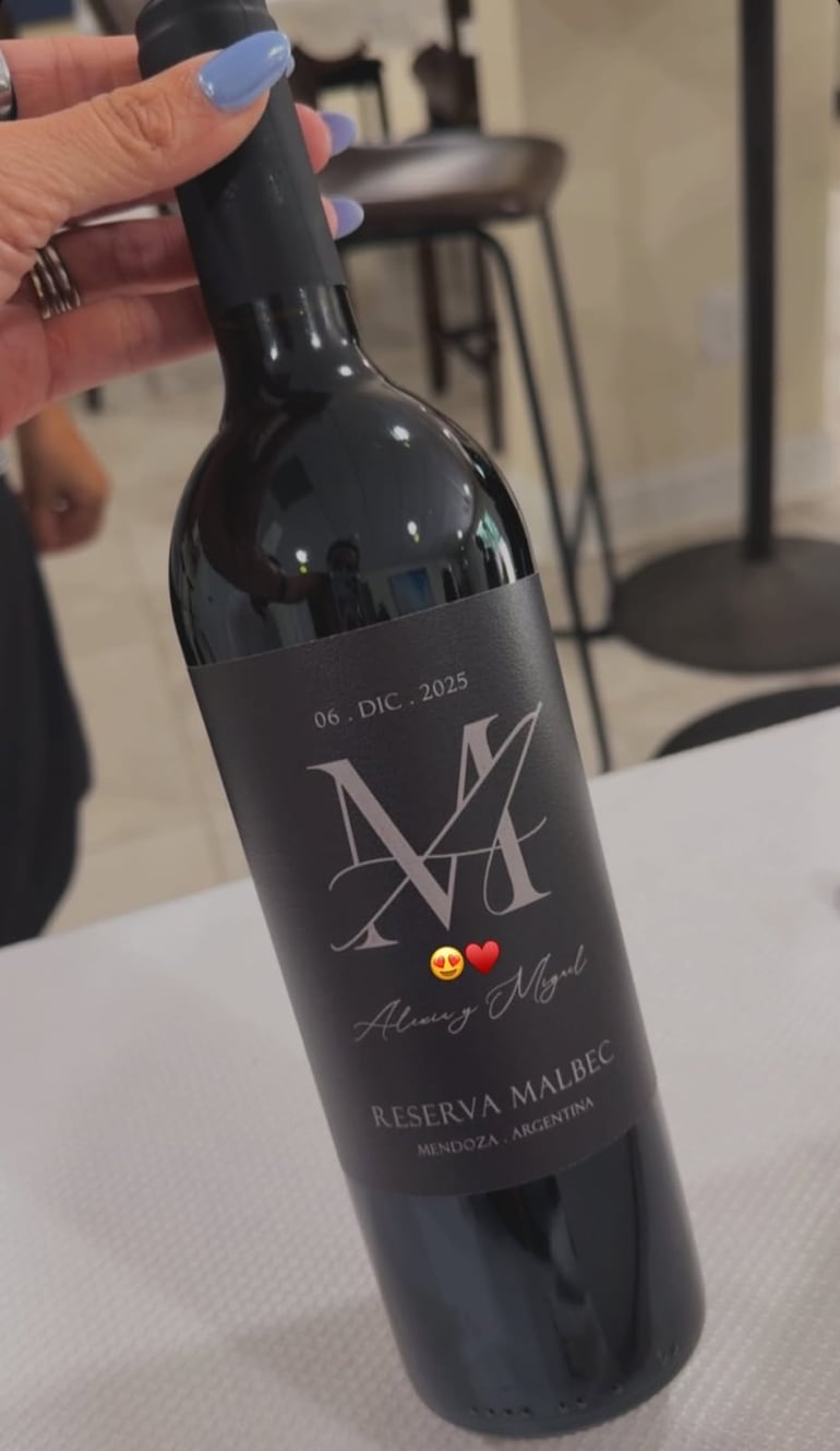 Miguel Almirón brindó con un vino muy especial, recuerdo de su boda con Alexia Notto en diciembre de 2025. (Instagram/Alexia Notto)