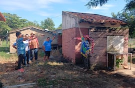 Padres de familia muestran el único baño clausurado de la institución.