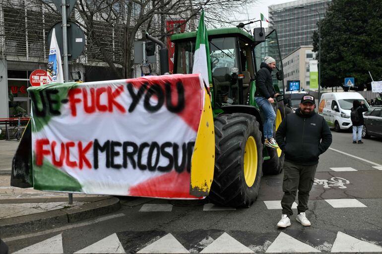 Agricultores italianos protestan contra el acuerdo entre la Unión Europea y el Mercosur, hoy en Milán.